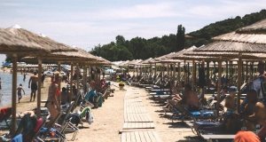 πωλουνται ποσοστα σε επικερδη επιχειρηση beachbar στην χαλκιδικη